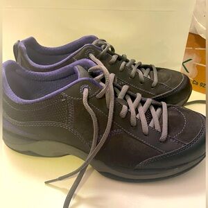 Dansko Woman’s Sabrina Suede Slip Resistant Black &purple shoes w/ arch support